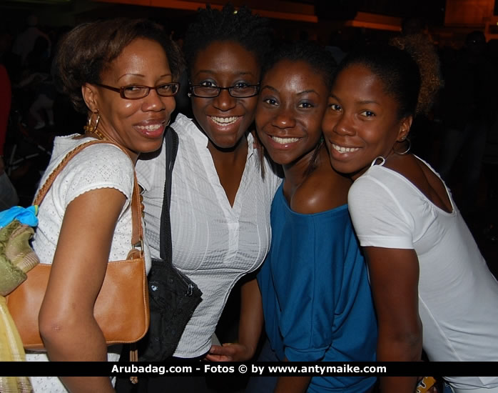 Aruba girls posing